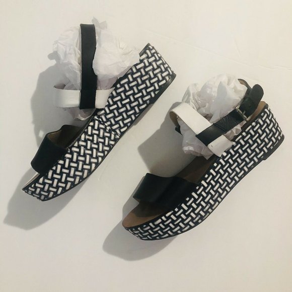 ZARA Womens 8 Black And White Weave Design Sandal